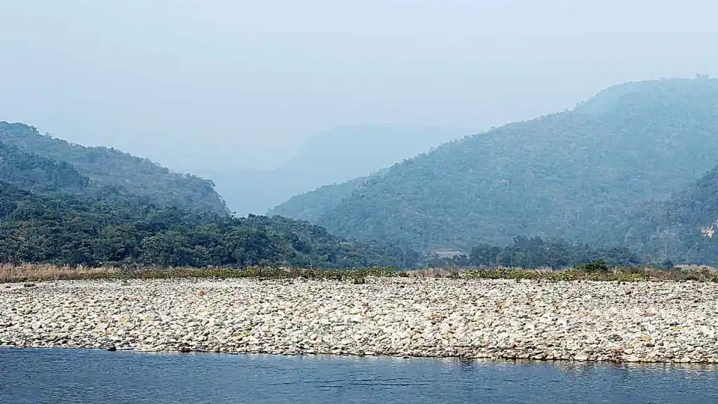 সাদা পাথর লুটকারীদের বিরুদ্ধে আইনি ব্যবস্থা নিতে হাইকোর্টে রিট